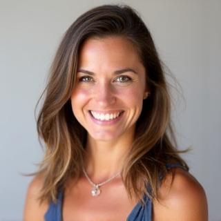 Headshot of Alina Hayes, a friendly yoga instructor.